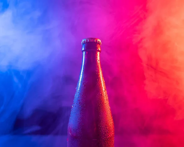 Skleněná Láhev Piva Modré Růžové Mlze — Stock fotografie