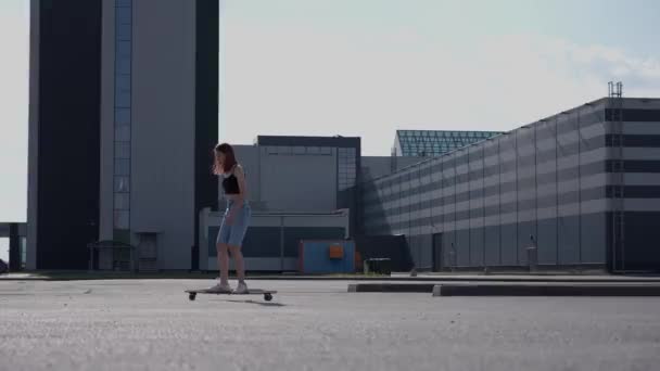 Joven Mujer Caucásica Montando Longboard Aire Libre Movimiento Lento — Vídeos de Stock