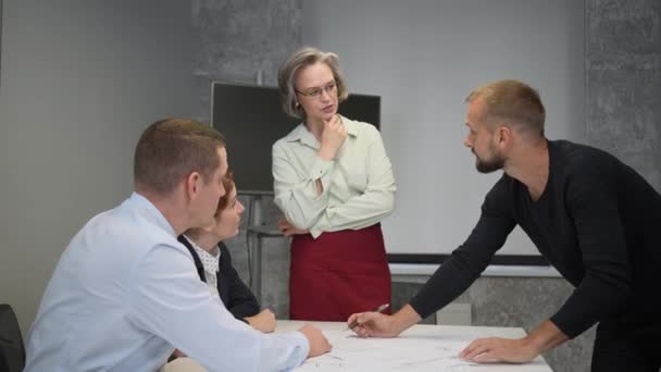Female Boss Evaluates Work Subordinates Designers Engineers Meeting — Stock videók