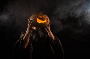 Kadın kafası yerine Balkabağı Jack o Lantern. Cadılar Bayramı.