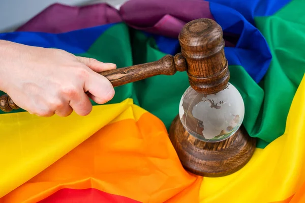 Juez Mujer Sosteniendo Martillo Globo Cristal Una Bandera Arco Iris —  Fotos de Stock