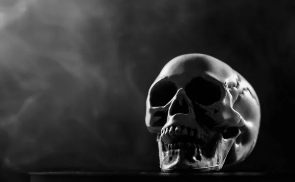 Cráneo Humano Humo Sobre Fondo Negro Halloween Monocromo — Foto de Stock