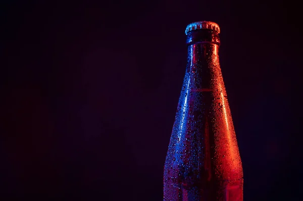 Garrafa Cerveja Vidro Luz Azul Vermelha Sobre Fundo Preto Espaço — Fotografia de Stock