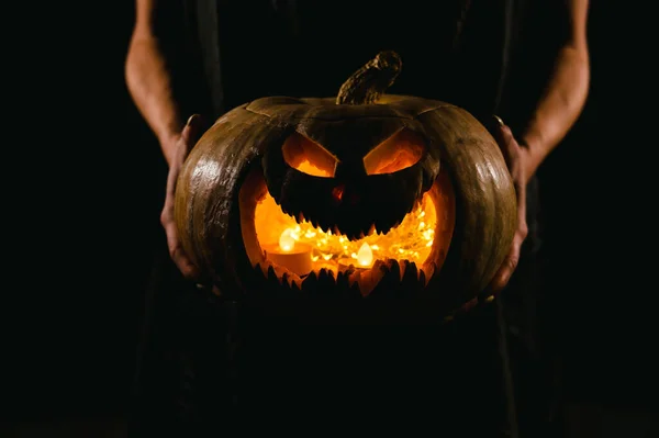 Czarownica Trzyma Latarnię Dynią Świecącą Ciemności Halloween — Zdjęcie stockowe