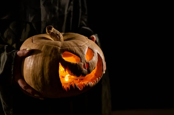 Czarownica Trzyma Latarnię Dynią Świecącą Ciemności Halloween — Zdjęcie stockowe