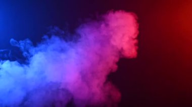 Siyah arkaplanda kırmızı, mavi bir sis var.