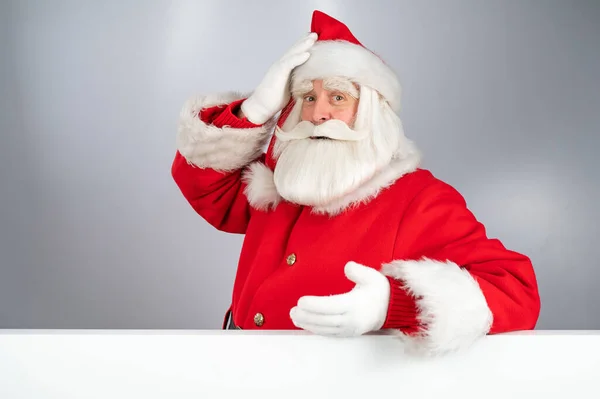 Άγιος Βασίλης Κρυφοκοιτάζει Πίσω Από Μια Άδεια Χριστουγεννιάτικη Διαφήμιση — Φωτογραφία Αρχείου