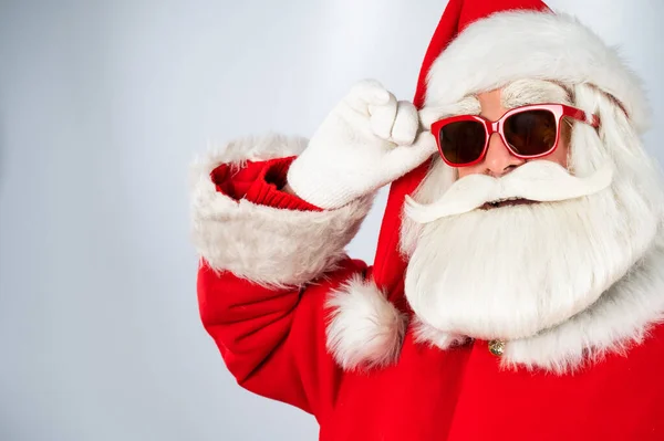 Porträt Des Weihnachtsmannes Mit Sonnenbrille Auf Weißem Hintergrund — Stockfoto