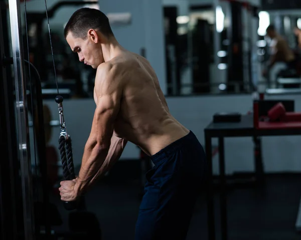 Shirtless Man Doing Triceps Pulldown Gym —  Fotos de Stock