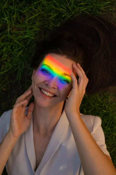 Vista Superior Mujer Caucásica Con Rayo Arco Iris Cara Encuentra —  Fotos de Stock
