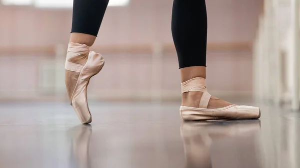 Close Ballerinas Pointe Shoes Dance Class Woman Stands One Toe — Fotografia de Stock