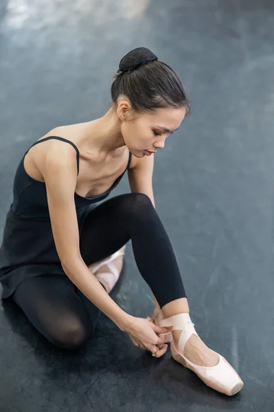 Asian Woman Puts Pointe Shoes Tying Ribbons Her Ankle — Foto de Stock