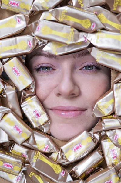 Face Caucasian Woman Surrounded Rakhat Chocolates — Stockfoto