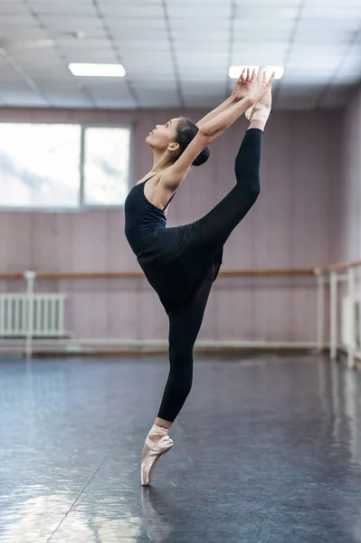 Asian Woman Dancing Ballet Class Doing Bilman Pose — 스톡 사진