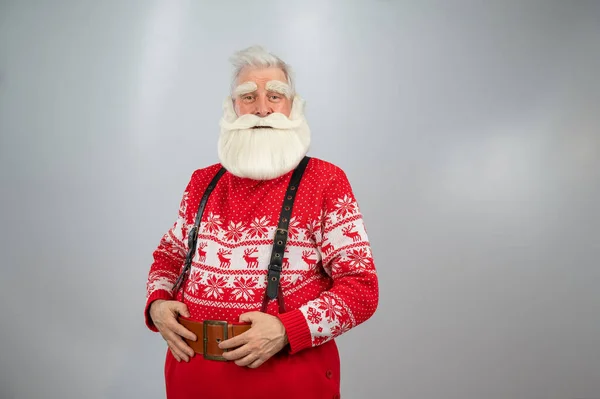 Homme Âgé Déguisé Père Noël Claus Sur Fond Blanc — Photo