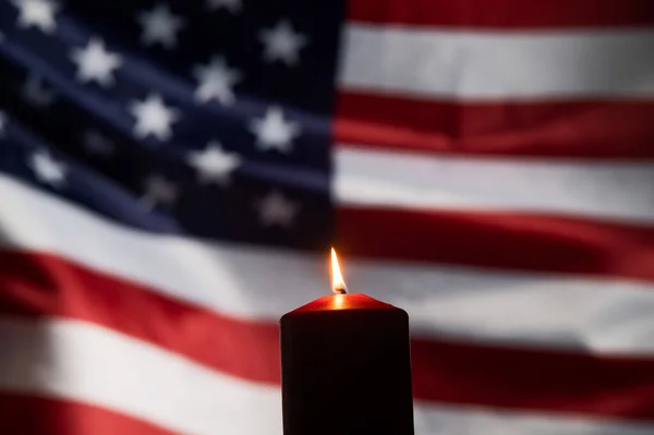 Brännande Ljus Mot Bakgrund Viftande Flagga Usa Mörkret — Stockfoto