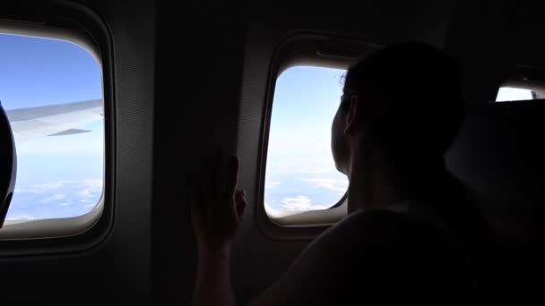 Mulher Caucasiana Olhar Pela Janela Avião Durante Voo Viajando Uma — Vídeo de Stock