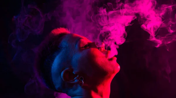 Tıraşlı Şakakları Olan Asyalı Bir Kadın Neon Işıkta Sigara Içiyor — Stok fotoğraf