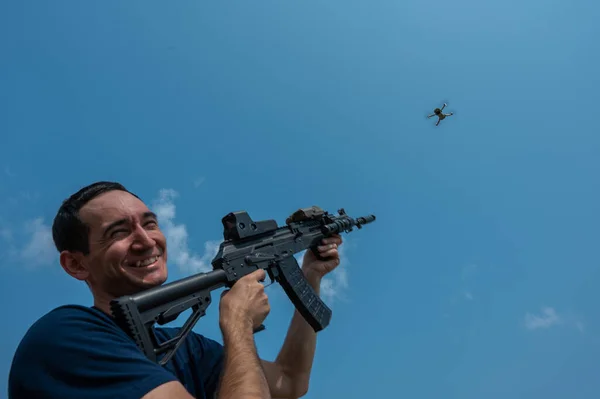 Человек Стреляет Винтовки Летающий Беспилотник Синему Небу — стоковое фото