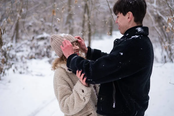 Jeune Couple Promène Dans Parc Hiver Guy Fille Amusent Dans — Photo