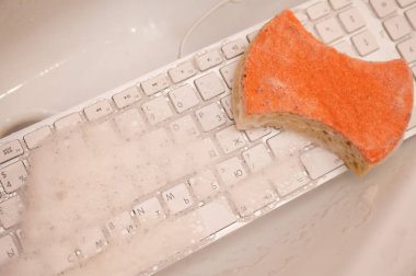 Köpüklü beyaz bilgisayar klavyesi