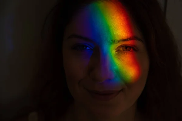 Närbild Porträtt Kaukasiska Kvinna Med Stråle Regnbåge Ljus Ansiktet — Stockfoto