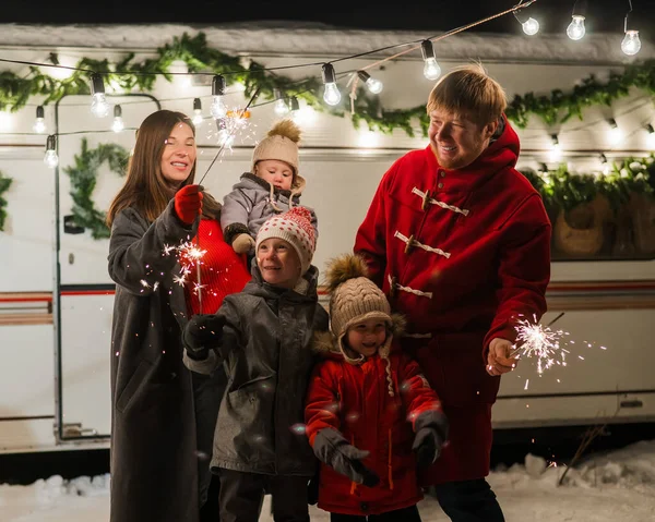Glada Föräldrar Med Tre Söner Firar Jul Husbil — Stockfoto