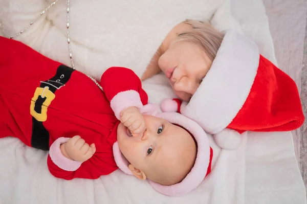 Femme Caucasienne Étreignant Bébé Fils Costume Père Noël — Photo
