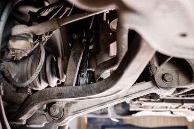 Garajdaki asansörde araba parçalarının yakın çekimi.