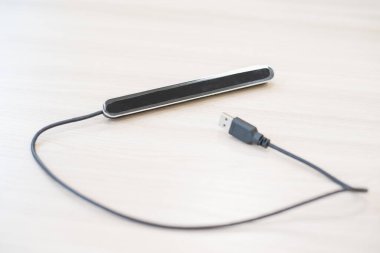 Fiziksel engelli insanların bilgisayarı kontrol etmesini sağlayan bir aygıt.