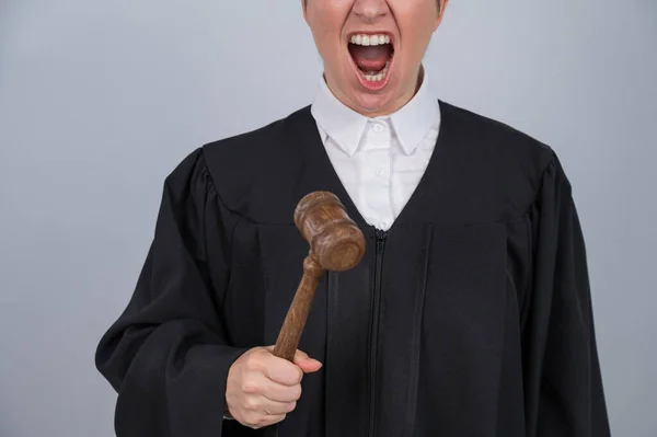 Jueza Firme Con Una Bata Sosteniendo Mazo Corte — Foto de Stock