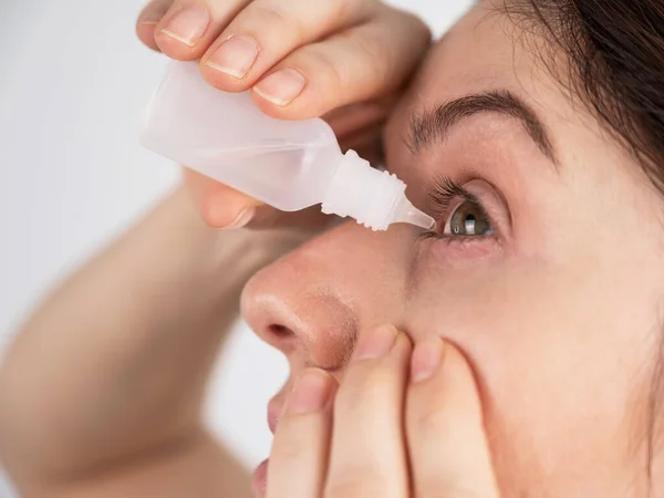 Mulher Branca Pingando Gotas Hidratantes Seus Olhos — Fotografia de Stock