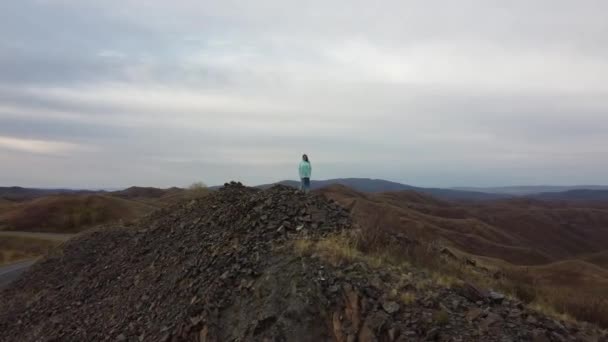 Mujer Caucásica Camina Cresta Una Colina — Vídeo de stock