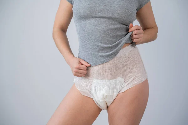 Frau Erwachsenenwindeln Und Grauem Shirt Auf Weißem Hintergrund Inkontinenzproblem — Stockfoto