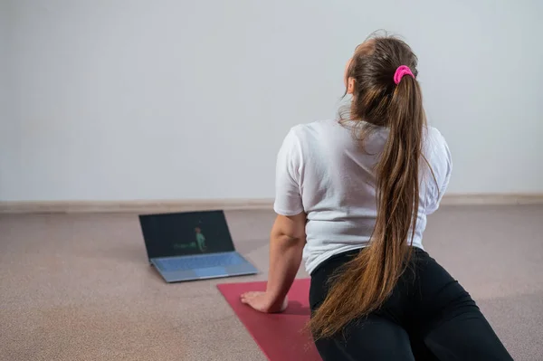 Μια Παχουλή Νεαρή Γυναίκα Παρακολουθεί Ένα Διαδικτυακό Μάθημα Γυμναστικής Ένα — Φωτογραφία Αρχείου