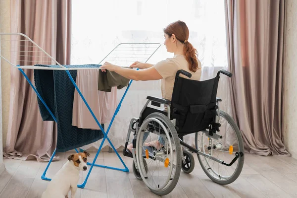 Mulher Branca Uma Cadeira Rodas Pendura Roupa Molhada Secador — Fotografia de Stock