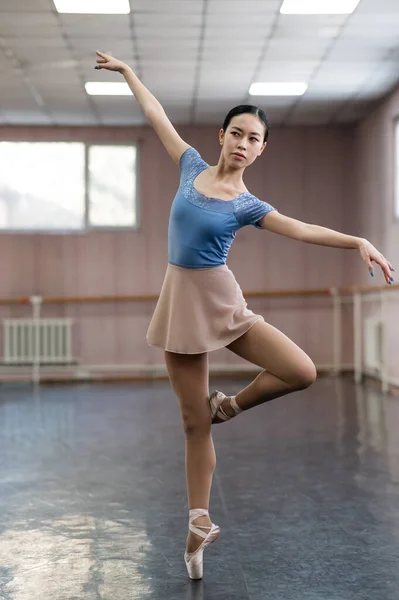 Graciosa Bailarina Asiática Bodysuit Azul Uma Saia Bege Está Ensaiando — Fotografia de Stock
