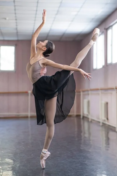 Bej Bir Elbise Siyah Etekli Zarif Bir Asyalı Balerin Dans — Stok fotoğraf