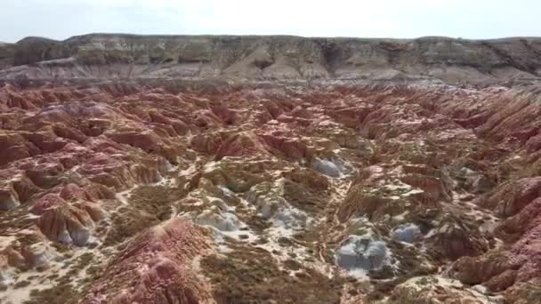 多色の粘土砂丘の風景 地球上の火星 ビデオフレームドローン — ストック動画