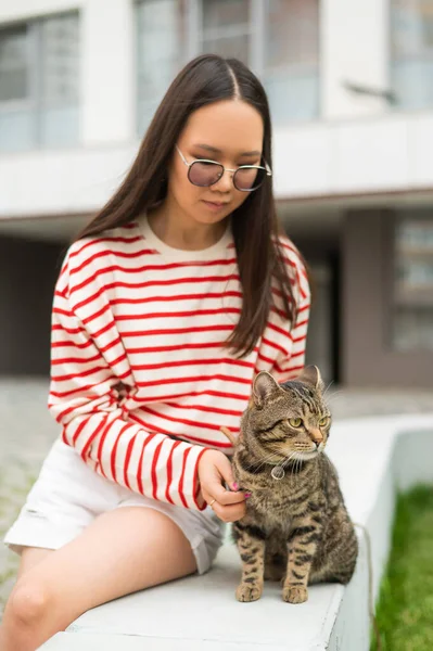 Young Woman Tabby Cat Sitting Bench Outdoors — Stock Photo, Image