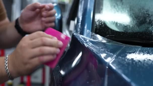 Araba Servisindeki Usta Arabaya Zırh Filmi Uyguluyor — Stok video