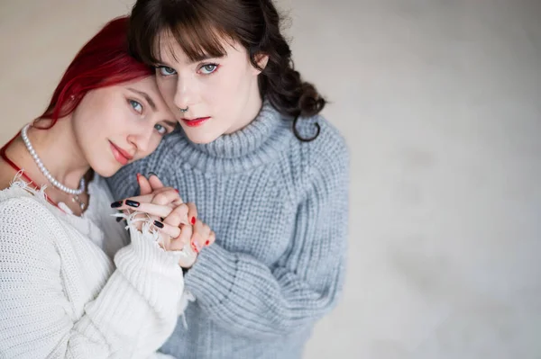 Ritratto Due Donne Teneramente Abbracciate Vestite Maglioni Intimità Lesbica — Foto Stock