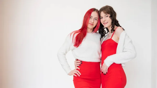 Dos Mujeres Vestidas Con Idénticos Vestidos Rojos Suéteres Blancos Intimidad —  Fotos de Stock