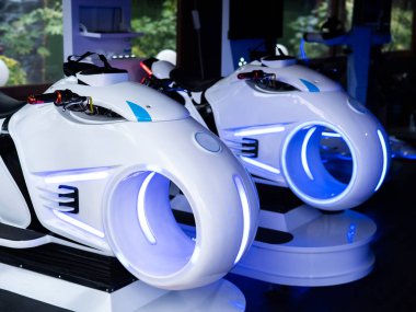 Sanal gerçeklik kulübünde oynamak için motosikletler