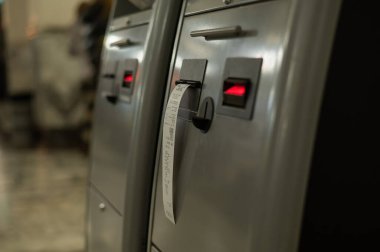 ATM 'nin yakın plan parmak izleri.