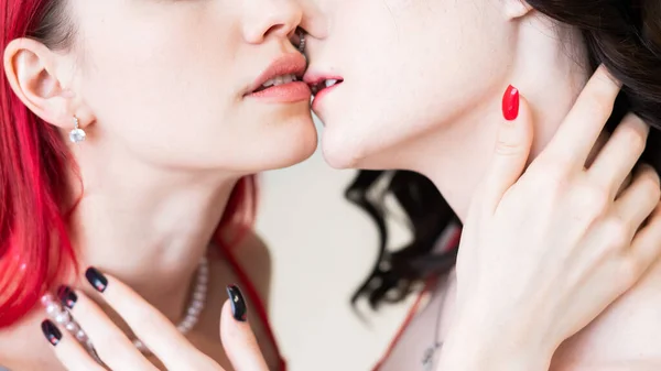 Retrato Perto Mulheres Caucasianas Que Beijam Amor Mesmo Sexo — Fotografia de Stock