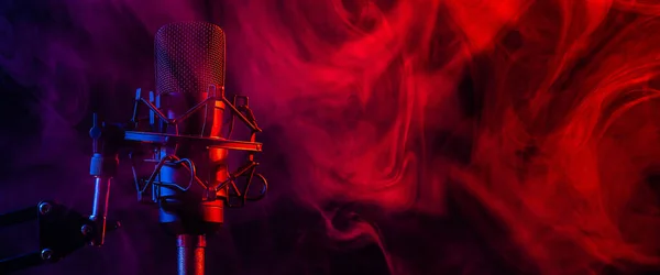 Siyah Arka Planda Kırmızı Mavi Dumanlı Profesyonel Mikrofon Geniş Ekran — Stok fotoğraf