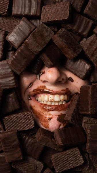 Face Caucasian Woman Surrounded Sweets Girl Smeared Sweets — Foto Stock