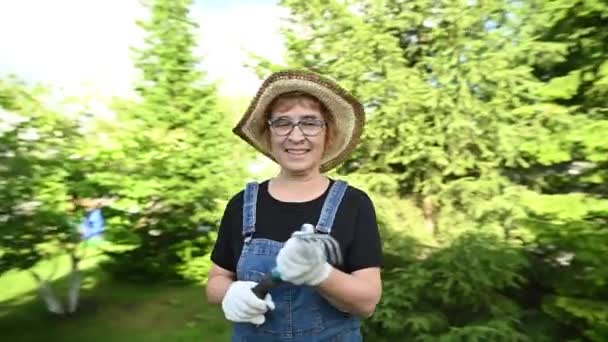 Portrait Elderly Woman Hat Overalls Holding Garden Tool Video 360 — Stock Video