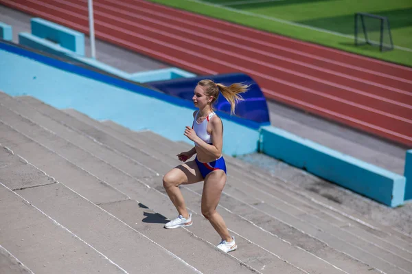 Junge Kaukasierin Läuft Auf Stadiontreppe Ins Freie — Stockfoto